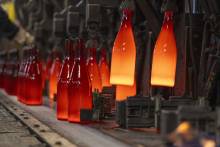 FIRST BRITISH-MADE SPARKLING WINE BOTTLE THE UK'S FIRST BRITISH-MADE SPARKLING WINE BOTTLE ENTERS PRODUCTION