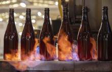 FIRST BRITISH-MADE SPARKLING WINE BOTTLE THE UK'S FIRST BRITISH-MADE SPARKLING WINE BOTTLE ENTERS PRODUCTION